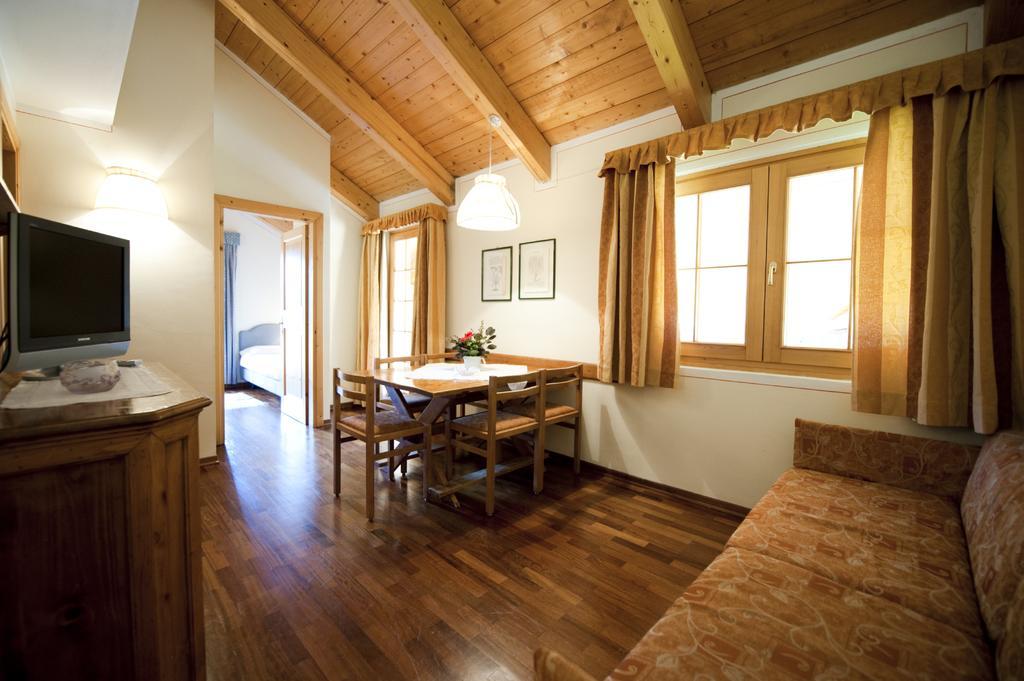 Holidays Dolomiti Apartment Resort Carisolo Habitación foto